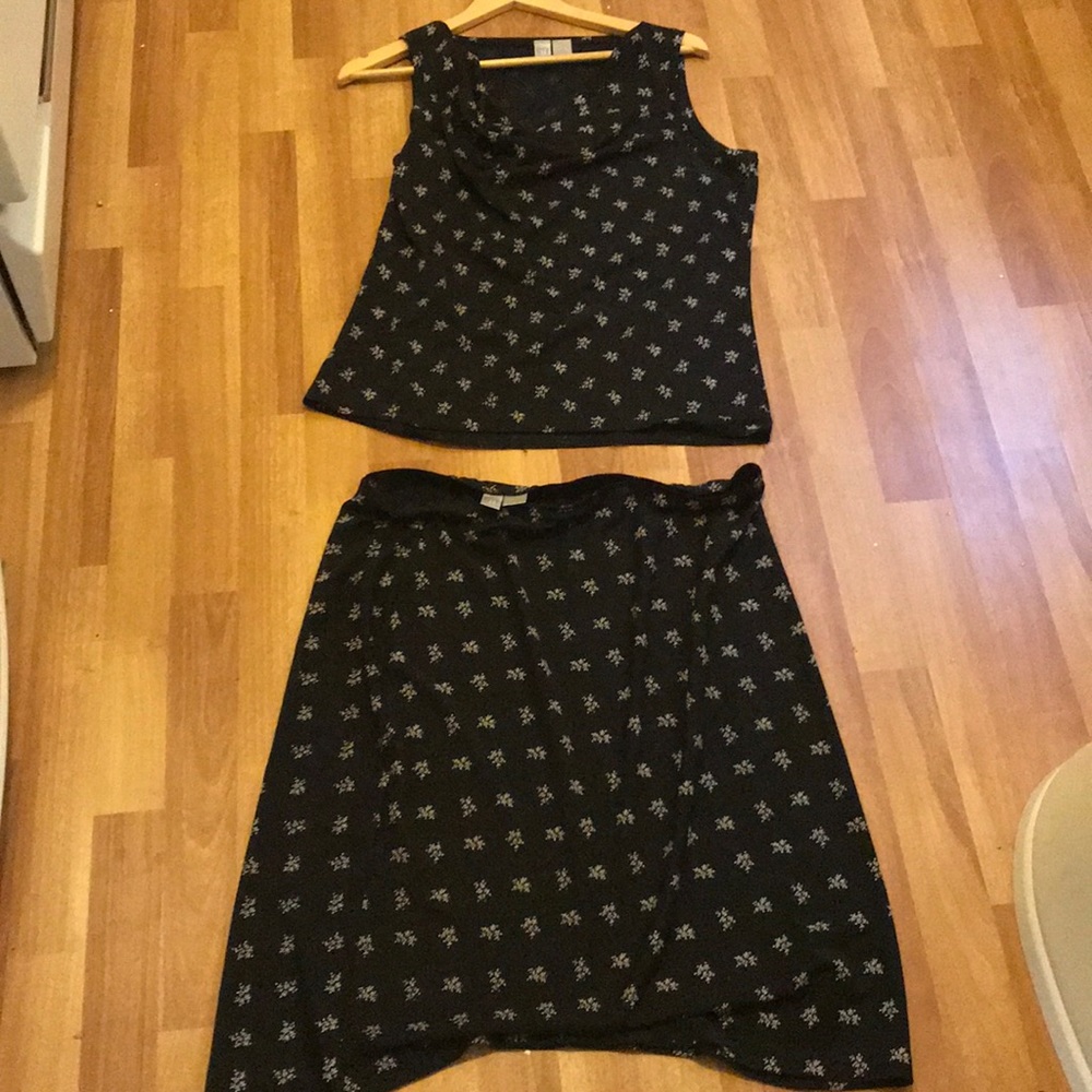 DKNY top w/ cowl neck, no sleeves with skirt, XL.